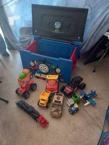 lot 12 image: Thomas the Tank Engine toy box - w...
