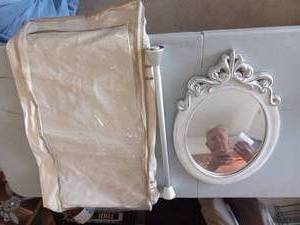 lot 15 image: Mirror 23x16, expandable shower r...