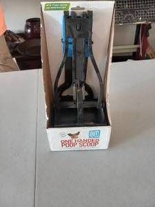lot 16 image: One handed poop scooper...