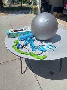 lot 26 image: Yoga & Pilates set with ball...