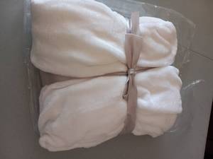 lot 34 image: White fleece throw blanket (new)...