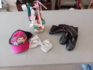 lot 38 image: Girls hair bows, & bow stand  Jojo...