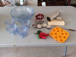 lot 49 image: Large Plastic Bowl (blue) - w4 sma...