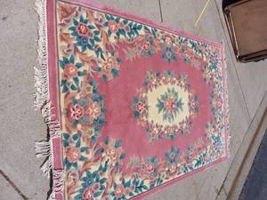 lot 61 image: Floral area rug 8 x 54...