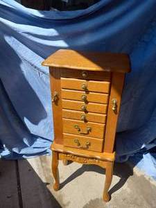 lot 2 image: Wood jewelry stand 40x16x9...