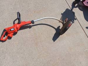 lot 4 image: Black & Decker weed trimmer...
