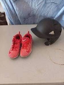 lot 10 image: youth Football helmet wcleats (siz...
