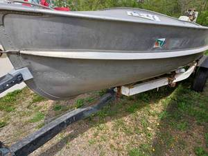lot 7 image: Alumacraft Model Queen Fishing Boat with Trailer and a 70 hp. Evinrude Outboard Motor