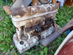lot 142 image: White Colored Vertical Outboard Block