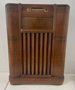 lot 26 image: Vintage Philco Floor Model Tube Radio (Works) 36 34T x 26 12W x 10 12D