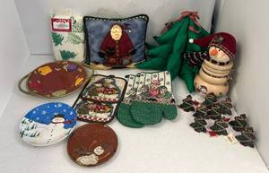 lot 47 image: Group Of Christmas Items