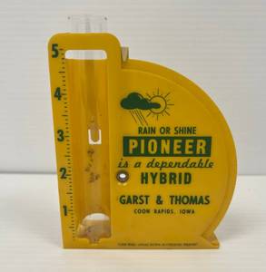 lot 68 image: Vintage Garst & Thomas Rain Gauge Advertisement Piece