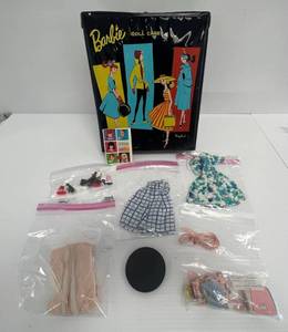 lot 99 image: Vintage 1961 Barbie Doll Case With Clothes