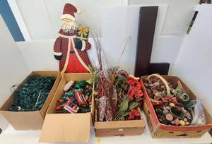 lot 45 image: Large Group Of Christmas Items