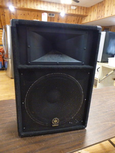 2 Yamaha Speakers