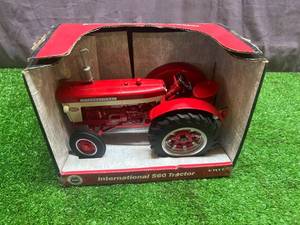 lot 116 image: International 560 Tractor