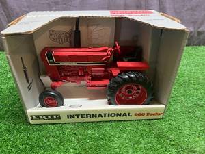 lot 124 image: International 966 Tractor