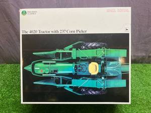 lot 126 image: John Deere Precision Classics 4020 Tractor with 237 Corn Picker