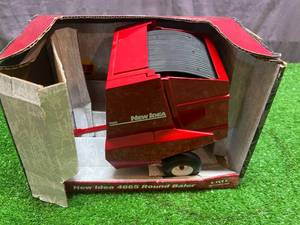 lot 146 image: New Idea 4665 Round Baler