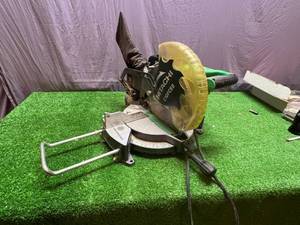 lot 169 image: Hitachi 10 Compound Miter Saw