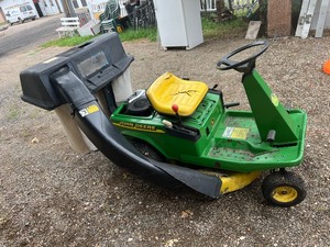 lot 1 image: John Deere Riding Mower with Bagger