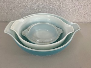 lot 194 image: Pyrex Nesting Bowls Set