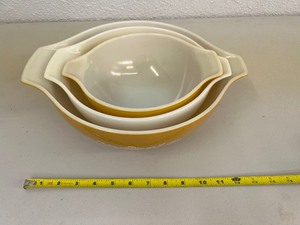 lot 197 image: Pyrex Nesting Bowls Set