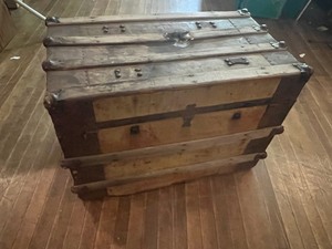 lot 207 image: Wood Chest