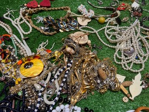 lot 209 image: Jewelry