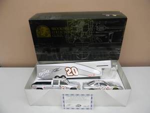 BROOKFIELD COLLECTORS GUIDE 124 SCALE DIE-CAST - LIMITED EDITION 1 OF 799 - TONY STEWART  THE HOME DEPOT SHOW TRAILER & CAR COLLECTION INCENTIVE WITH COA - CREW CAB, ENCLOSED TRAILER & STOCK CAR  - FANTASTIC PIECE - NEW IN BOX - SEE PICTURES