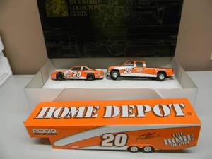 BROOKFIELD COLLECTORS GUIDE 124 SCALE DIE-CAST - LIMITED EDITION 1 OF 3716 - TONY STEWART  THE HOME DEPOT SHOW TRAILER & CAR COLLECTION INCENTIVE WITH COA - CREW CAB, ENCLOSED TRAILER & STOCK CAR  - FANTASTIC PIECE - NEW IN BOX - SEE PICTURES