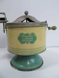 lot 21 image: Vintage Tin Toy SUNNY SUZY Washing Machine by Wolverine