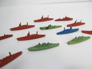 lot 27 image: Group of Vintage Metal TOOTSIETOY Aircraft Carriers