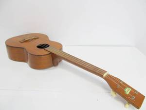 lot 30 image: Nice Vintage HARMONY Ukulele 