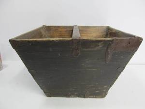 lot 137 image: Primitive Dovetailed Wooden Tote Box wHandle