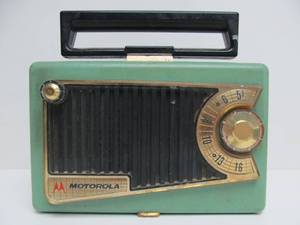 lot 116 image: Vintage Green Motorola Transistor Radio