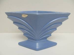 lot 126 image: Nice Vintage Deco Blue RED WING Art Pottery Vase