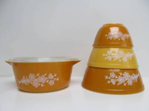 lot 129 image: Group of Vintage PYREX NestingMixing Bowls & Casserole Dish