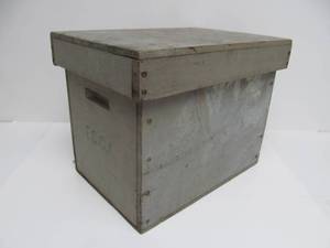 lot 171 image: Primitive Vintage Painted & Lined Wood Box wLid