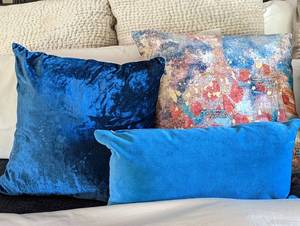 lot 1A image: Luxurious King Size Bedding and Accent Pillows