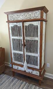lot 5 image: Beautiful Painted Wood Cabinet