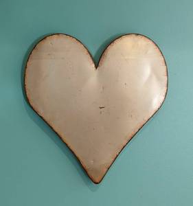 lot 23A image: Metal Heart Wall Hanging