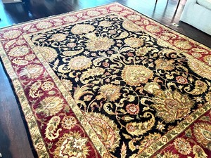 lot 60 image: Beautiful Area Rug