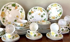 lot 65 image: Partial Set of Villeroy and Boch Geranium Dish Set