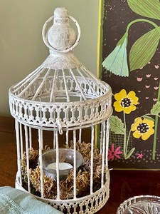 lot 70 image: Lovely Variety of Home Decor Items