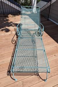 lot 46 image: Metal Patio Lounge Chair