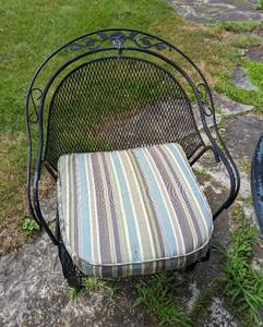 lot 52 image: Metal Patio Set with Umbrella