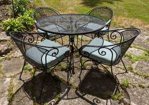 lot 53 image: Metal Patio Set with Umbrella