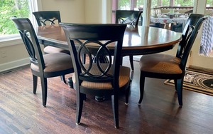 lot 14 image: Lovely Nichols and Stone Dining Table and Five Chairs