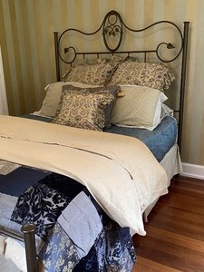 lot 16 image: Lovely Metal Queen Bed Frame and Luxurious Bedding